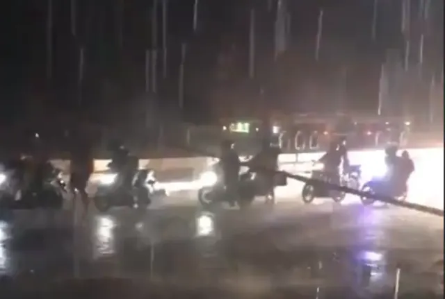 Waspada Beberapa Tiang Listrik Roboh di Jalan Pantura Demak-Semarang Imbas Hujan Angin Kencang