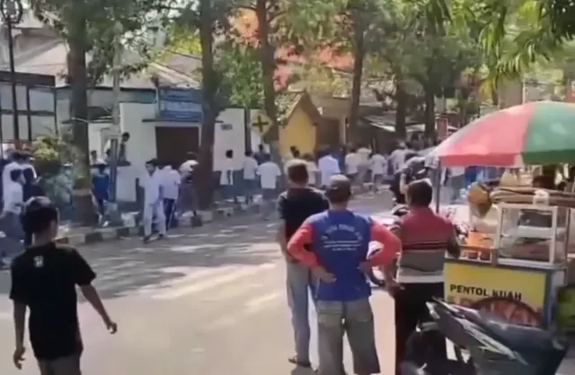 Tawuran Siswa SMK Muhammadiyah vs SMK Umar Fatah Rembang: Perkara Blayer Motor di Depan Sekolah