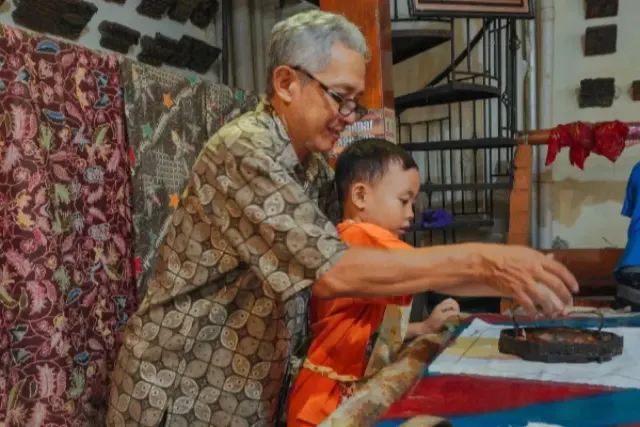 Kampung Batik Kauman: Belanja dan Belajar Membatik di Pusat Batik Tertua di Solo