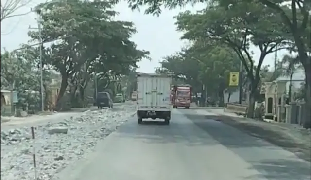 Jalan Pantura Semarang-Rembang Belum Mulus Bikin Pengemudi Lelah, Kapan Diperbaiki?