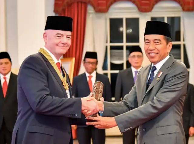 Berpeci saat Terima Bintang Jasa Pratama dari Presiden Jokowi, Ini Profil Gianni Infantino Presiden FIFA