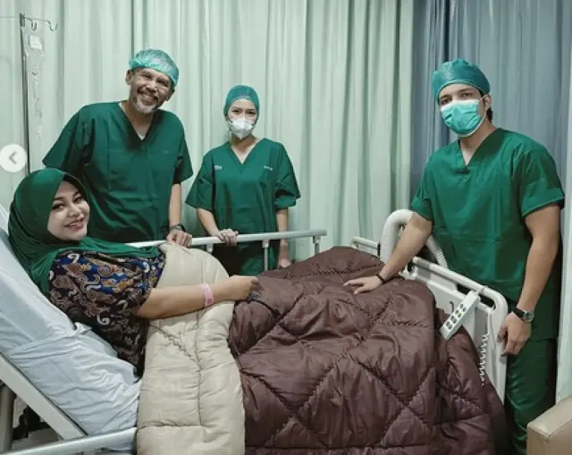 Lahiran Anak Kedua, Aurel Hermansyah Malah Kena Sentil Gegara Salat Pakai Ini