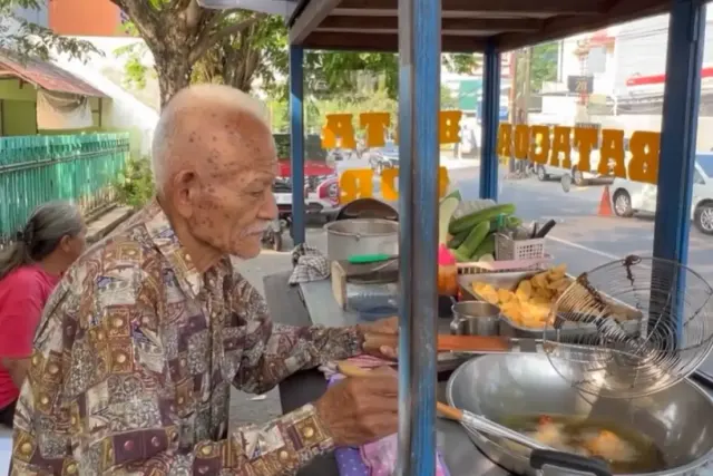 Icip Batagor Mbah Suyuti di Singosari Semarang, Si Kakek sudah 32 Tahun Berjualan