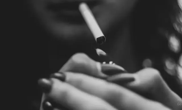 Momen Dian Sastro 'Sebat' di Gadis Kretek Jangan Ditiru, Ini Bahaya Rokok Bagi Kesehatan Wanita