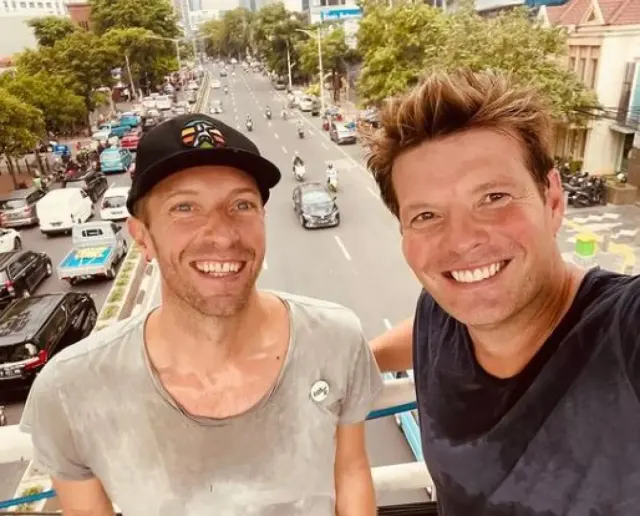 Sudah Di Indonesia, Chris Martin Coldplay Bagikan Momen Nyeker di Jakarta