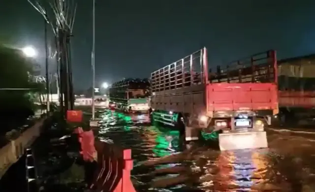 Banjir 30 Sentimeter Genangi Jalan Pantura Kaligawe Semarang setelah Semalam Hujan Deras
