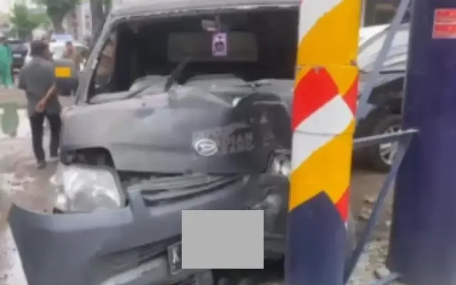 Kecelakaan di Depan RSJ Semarang, Mobil Box Tabrak Baliho dan Kendaraan Parkir! Publik: Pantes, Plat Nomornya..