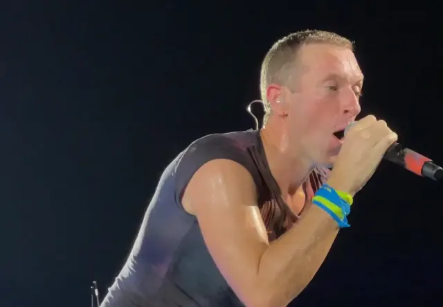 Ketika Chris Martin Fomo Pantun Pinjam Seratus, Makin Melokal setelah Momen Nyeker