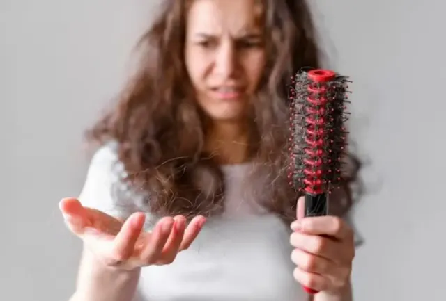 Wajarkah Rambut Gampang Rontok saat Hamil? Bumil Wajib Simak Tipsnya