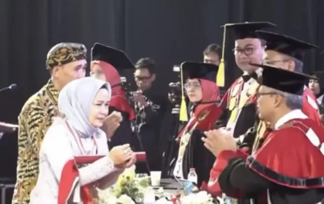 Momen Haru, Orang Tua Gantikan Wisuda di Telkom University Usai Anaknya Wafat Karena Kanker