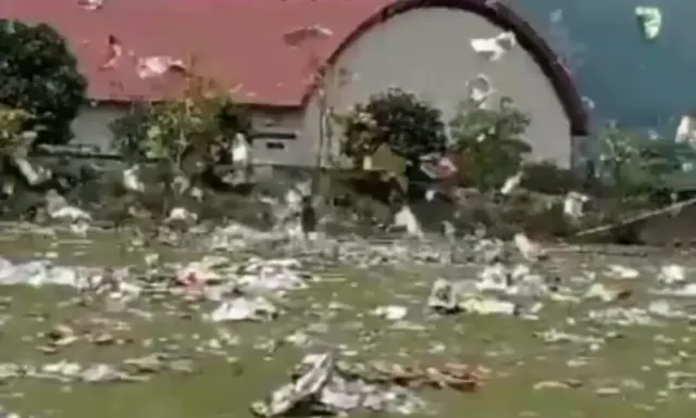 Puting Beliung 'Sampah' di Ungaran, Ratusan Bungkus Bekas Makanan Beterbangan di Langit