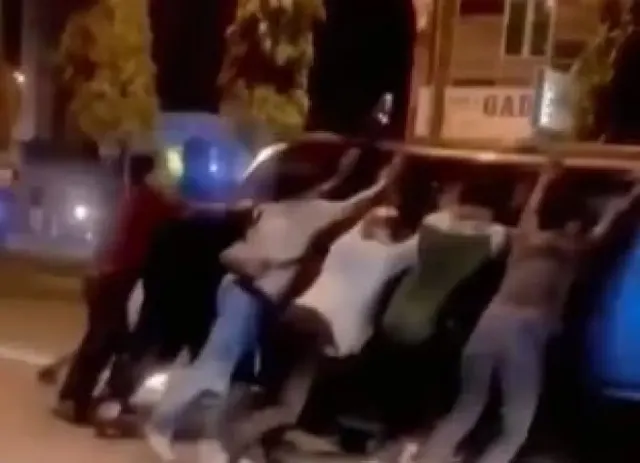 Mobil Terbalik Langsung Tancap Gas Setelah Dibantu Warga Ke Posisi Normal, Nggak Tahu Diri!