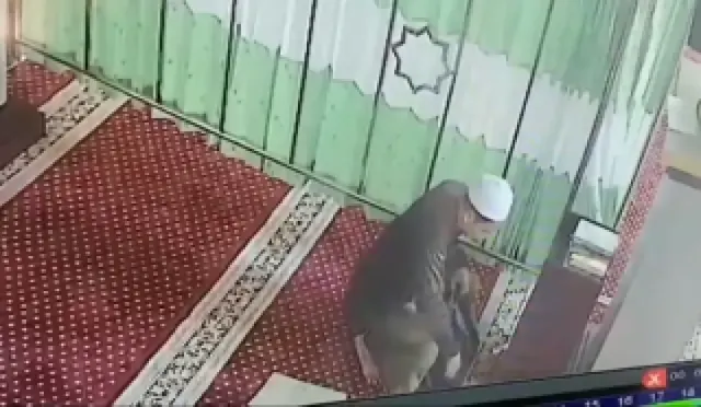 Terekam CCTV, Jemaah Nekat Curi Ponsel dan Dompet Uztaz di Masjid Ini