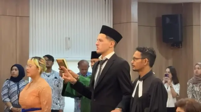 Pakai Peci! Begini Ekspresi Sumringah Justin Hubner Sah Jadi WNI Hari Ini