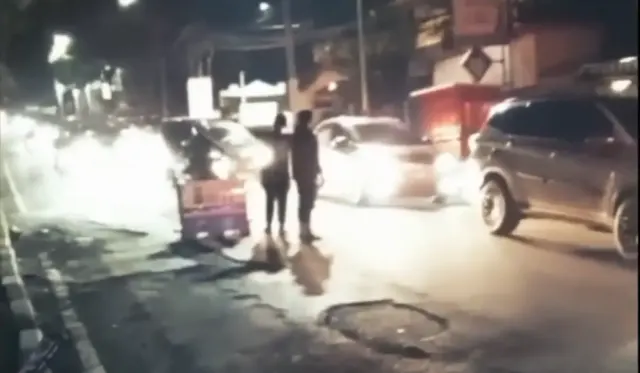 Turunan Gombel Rawan Kecelakaan, Warga dan Relawan Cor Jalan Berlubang Modal Patungan Semen & Pasir