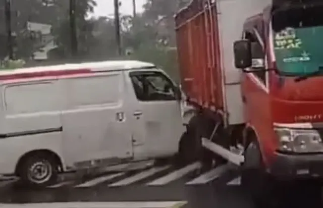 Adu Banteng Di Banaran Libatkan Truk Pasir dan Grand Max Hingga Ringsek, Lajur Dua Arah Macet