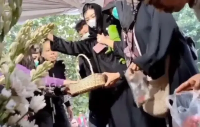Sambil Peluk Boneka, Isak Tangis Ibu 4 Anak Korban Pembunuhan di Jagakarsa Pecah saat Pemakaman