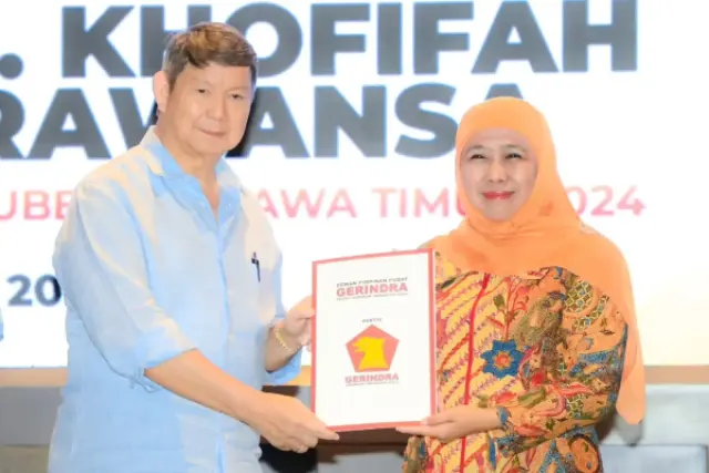 Khofifah Turun Gunung Dukung Prabowo-Gibran Usai Umroh 1 Januari 2024