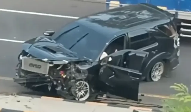 Fortuner Cumi-cumi Darat Hantam Median Jalan Tol Jatingaleh, Pengemudi Dijuluki Starboy