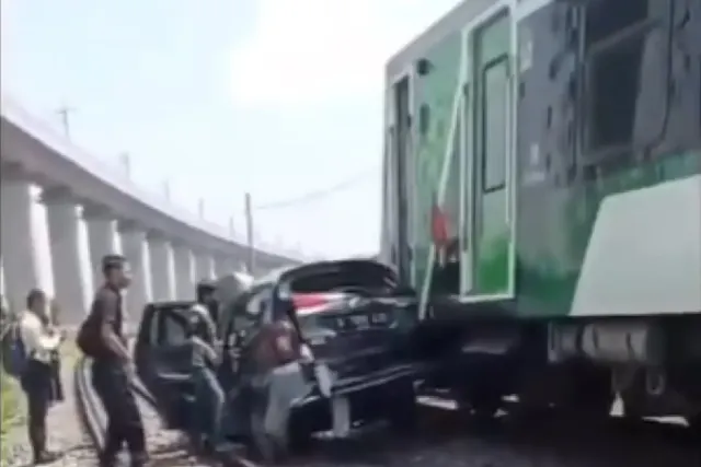 Dua Balita Tewas Setelah Mobil yang Ditumpanginya Terseret KA Feeder Woosh Sejauh 500 Meter