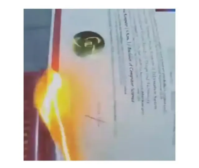 Viral! Aksi Wanita Bakar Ijazah Pacarnya, Diduga Karena Helm Miliknya Tak Kunjung Dikembalikan