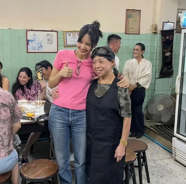 Penampilan Sederhana Lisa BLACKPINK di Restaurant Streetfood Jay Fai Tuai Pujian Warganet: Makin Berkelas
