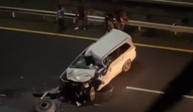 Kecelakaan di Tol Gayamsari, Mobil Innova Ringsek seusai Seruduk Truk