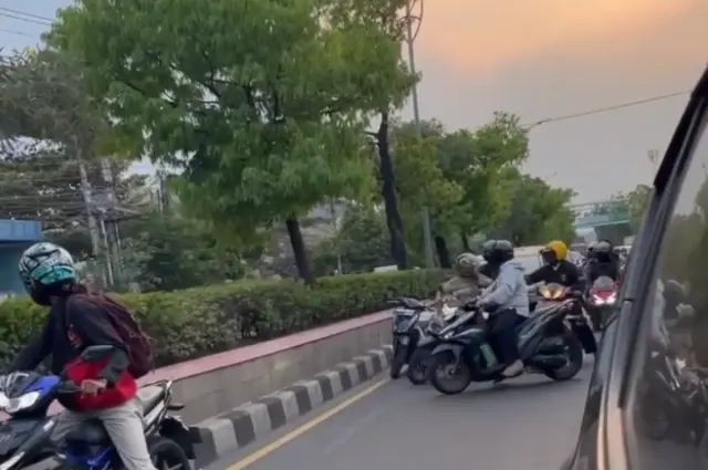 Driver Ojol di Siliwangi Kena Amuk Pengendara Lain Gara-gara Main HP di Jalan