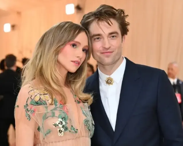 Robert Pattinson dan Suki Waterhouse Resmi Tunangan, Kini Tengah Hamil Anak Pertama