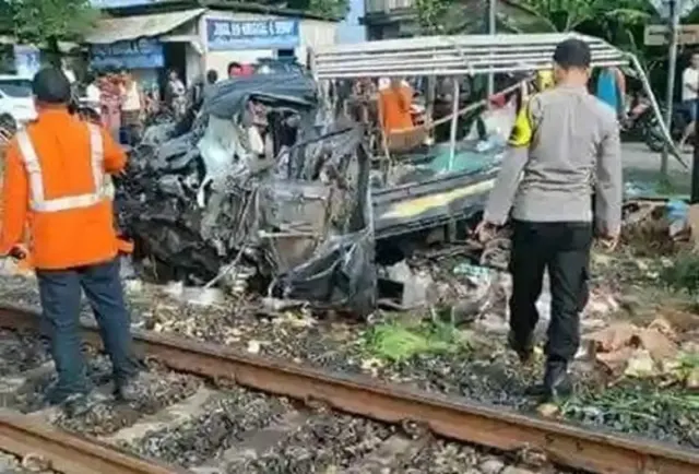 Kecelakaan Kereta vs Mobil Pickup Tukang Sayur di Weleri Kendal, Kendaraan Ringsek Parah