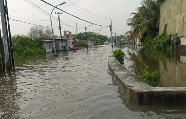 Banjir di Gebanganom, Warga Tetap Nekat Lintasi Jalan meski Motor Mogok