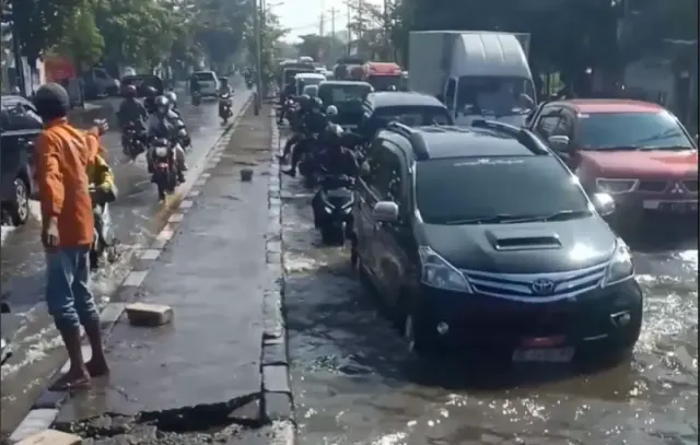 Banjir di Palang Kereta Kaligawe: 2 Lajur Digenangi Air Setinggi 14 Cm, Sejumlah Motor Mogok