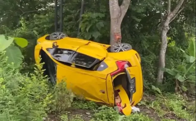 Kecelakaan Tunggal di Jalan Demak-Godong, Mobil Oleng Terperosok di Kebun Warga