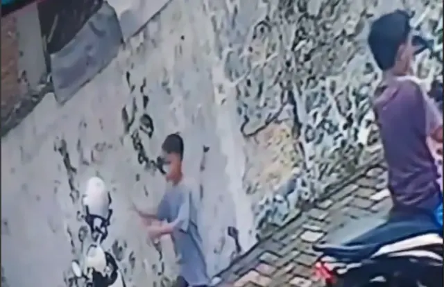 Terekam CCTV Aksi 2 Bocil Maling Helm di Puspowarno Semarang, Tak Ada Takutnya