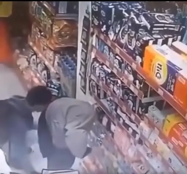 Pria di Palembang Terekam CCTV Ngintip Rok Wanita Berhijab Saat Belanja di Minimarket