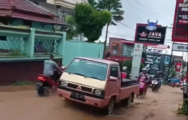 Banjir Air dan Lumpur di Jalan Mayor Soeyoto Bandungan, Waspada Jalan Licin