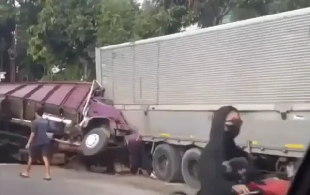 Kecelakaan di Palagan Bawen: Truk Box Muatan Susu Tak Kuat Nanjak, 2 Kendaraan Lain Ringsek