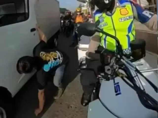Viral! Polisi Tegur Pengendar Mobil yang Buang Puntung Rokok Sembarangan