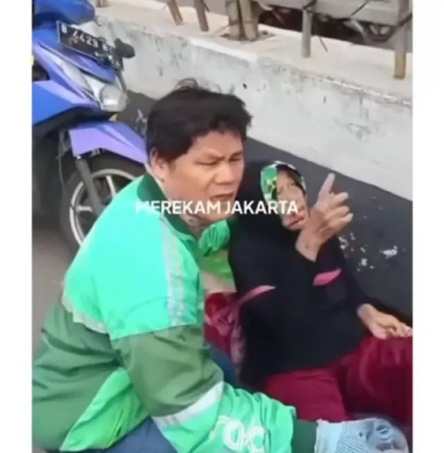Sepasang Lansia Tertimpa Bendera Parpol di Flyover Mampang Prapatan, Dapat 12 Jahitan Hingga Patah Tulang