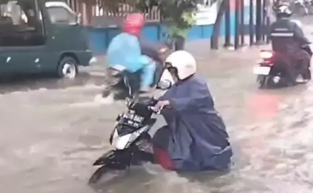 Genangan Air di Jalan Pasar BK Simongan, Pengendara sampai Dorong Motor