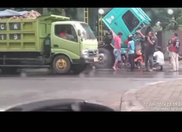 Pemotor di Kalibanteng Tewas Terlindas Truk Saat Hendak Jemput Anak Sekolah