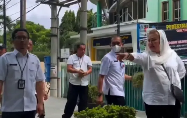 Mbak Ita Ngamuk Lihat Jalan DI Panjaitan Kumuh, Semprot Petugas Dinas yang Saling Lempar Tugas