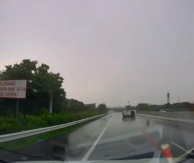 Kecelakaan Tunggal di Tol Banyumanik, Satu Unit Mobil Honda Jazz Putih Terguling