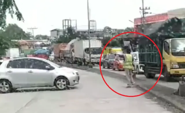 Pak Ogah Tepergok Seberangkan Mobil hingga Nekat Terjang Median Jalan Walisongo Semarang
