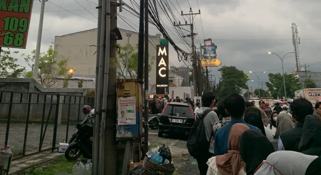 Peserta Desak Anies Semarang Membludak, Antrean Mengular di Jalan Majapahit