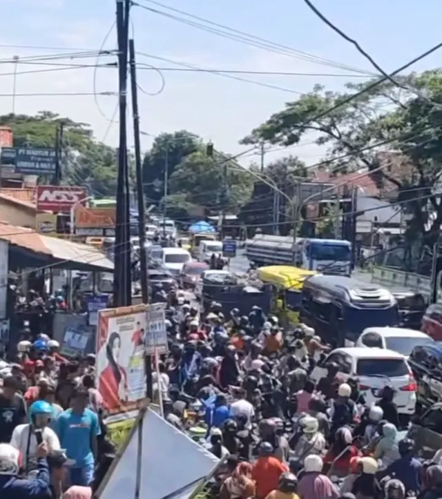 Air Menggenang, Jalan Pantura Demak - Kudus Macet Total