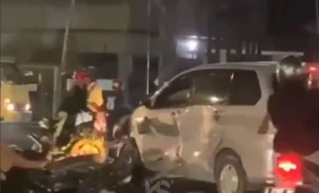Balap Liar di Jalan Dr Cipto Simpang Milo Semarang, Pemotor Hantam Mobil hingga Ringsek