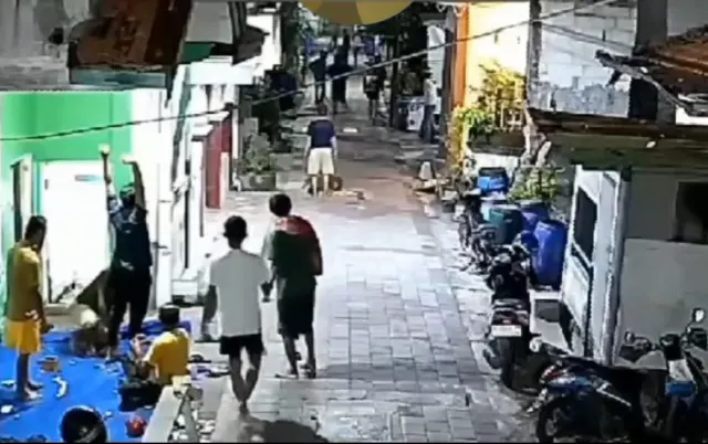 Puluhan Pemuda Terlibat Tawuran di Kalibaru Timur, Satu Nyawa Hilang