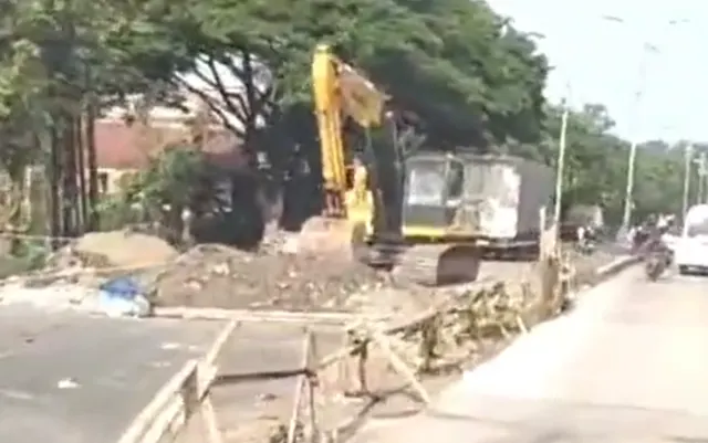 Arah ke Mangkang Ditutup, Ada Perbaikan Saluran Air di Jalan Randugarut Semarang