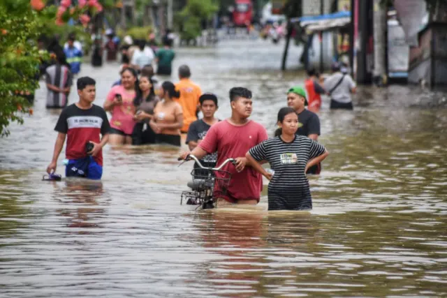 Kaligawe Raya Semarang Masih Terendam Banjir Sepinggang, Aktivitas Lumpuh Total dan Warga Terisolir